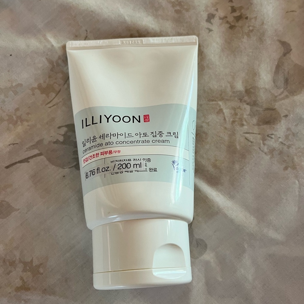 White Moisturizing Skincare Cream